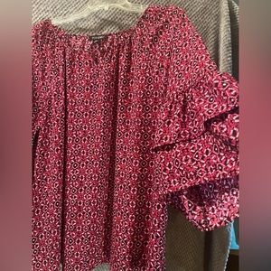 3/$20 EUC Roz & Ali 3/4 Sleeve Bell Sleeve Top with Boatneck w/key hole neck